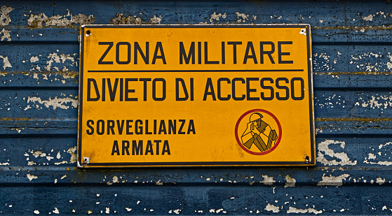 Military area with yellow sign in Italian language: 