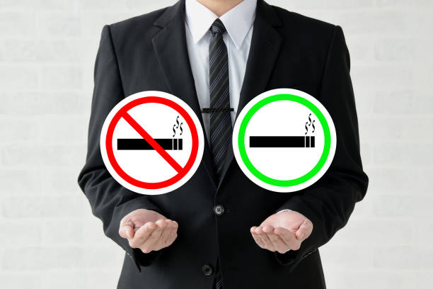 喫煙を考えるビジネスマン - anti smoking ストックフォトと画像