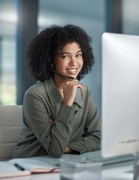 um sorriso é felicidade - customer service representative service african descent receptionist - fotografias e filmes do acervo