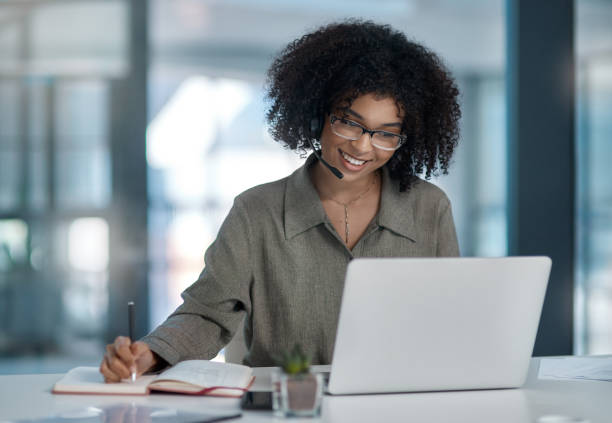 multitasking al massimo - smiling women glasses assistance foto e immagini stock