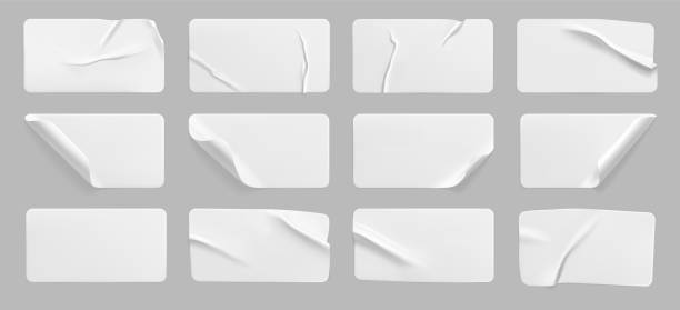 くしゃくしゃの白い長方形のステッカーラベルセット分離。白紙の接着された接着紙や、しわ効果とカールしたコーナーを持つプラスチックステッカー。ドアまたは壁のラベル タグ テンプ� - ラベル点のイラスト素材／クリップアート素材／マンガ素材／アイコン素材