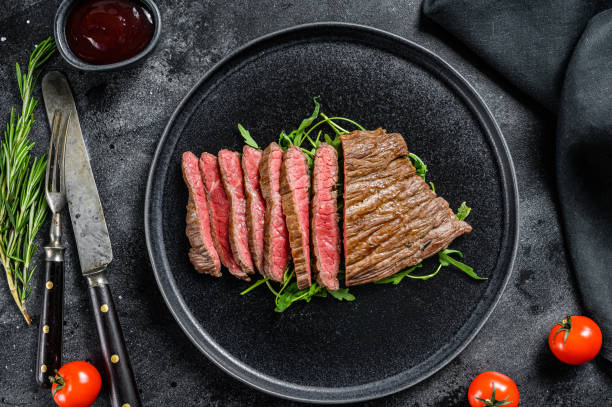 그릴에 구운 측면 스테이크를 잘라. 대리석 쇠고기 고기. 검은 색 배경. 위쪽 보기 - steak close up grilled skirt steak 뉴스 사진 이미지