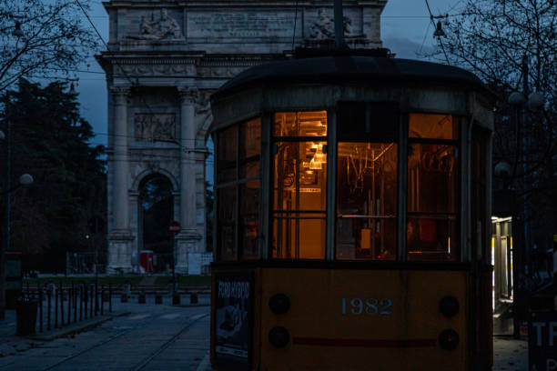 die berühmte mailänder seilbahn durchquert das historische zentrum - milan italy cable car old italy stock-fotos und bilder