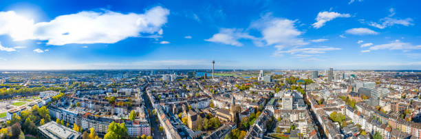 panoramisch uitzicht op düsseldorf in duitsland - dusseldorf stockfoto's en -beelden
