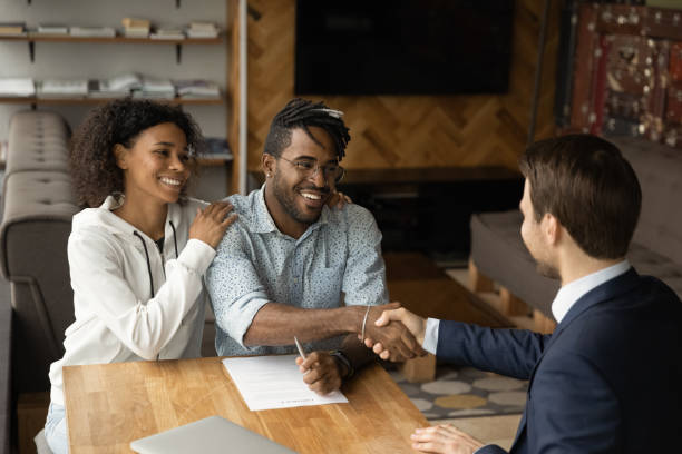 agradecido apretón de manos de pareja de la familia negra con la aseguradora antes de firmar el contrato - real estate agent fotografías e imágenes de stock