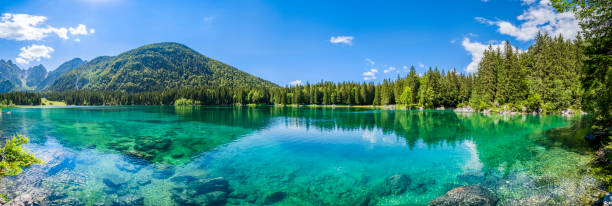 fusine lakes (tarvisio, friuli-venezia giulia, italy) - julian alps mountain lake reflection imagens e fotografias de stock