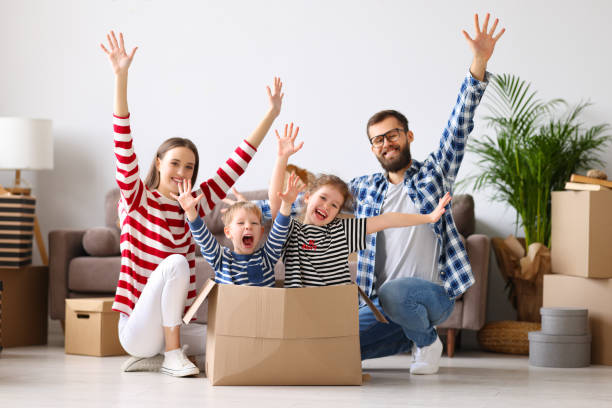 familia feliz se prepara para reubicación - 16022 fotografías e imágenes de stock