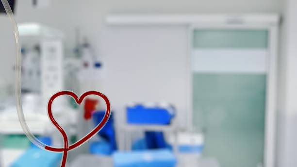 het transfusiesysteem van het bloed in het ziekenhuis - hartvorm - bloedbank stockfoto's en -beelden