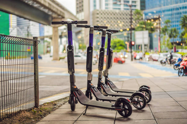 전기 스쿠터 대여. 도시 교통. 전기 타고 공유 스쿠터 줄지어 및 임대 준비 - push scooter 뉴스 사진 이미지