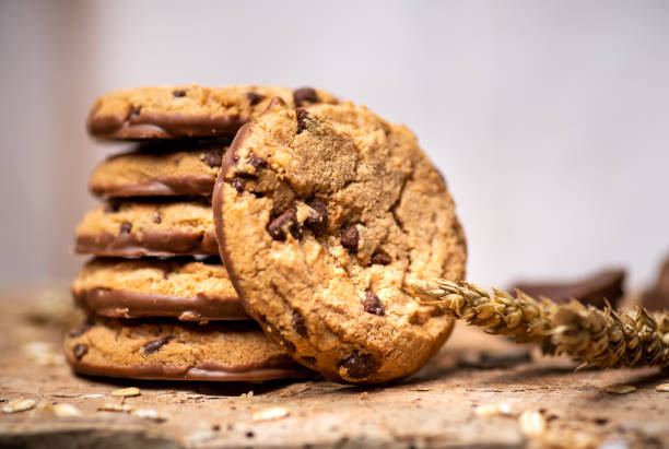 mesa casera de galletas con chispas de chocolate - chocolate chip cookie cookie chocolate stack fotografías e imágenes de stock