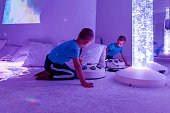 kind-mit-geistiger-behinderung-im-sinnesinregenden-raum-snoezelen-autistisches-kind-das.jpg?b=1&s=170x170&k=20&c=D2fI_DEMlijfpbfSgY9DUKprrHSc_k6KMOK9H4Imll4=