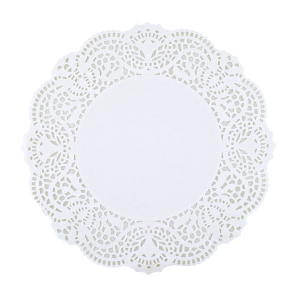 白い背景に白いドイリー分離された丸い白い、コピースペース。クリッピングパス - doily paper lace table ストックフォトと画像