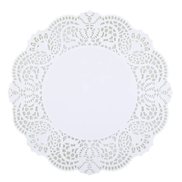 白い背景に白いドイリー分離された丸い白い、コピースペース。クリッピングパス - doily paper lace table ストックフォトと画像