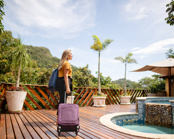 joven llegando a un complejo tropical para sus vacaciones - touristic resort fotografías e imágenes de stock