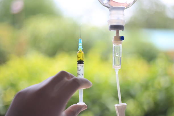 Set iv fluid intravenous drop saline drip hospital room,Medical Concept,treatment emergency and injection drug infusion care chemotherapy, concept.blue light background,selective focus stock photo stock photo... establecer iv fluido intravenoso gota salino goteo habitación hospital, concepto médico, tratamiento de emergencia y inyección de la atención de infusión de fármacos quimioterapia, concept.blue fondo de luz, enfoque selectivo stock foto... salvar