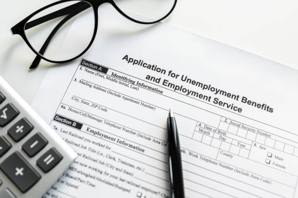 domanda di assicurazione contro la disoccupazione con penna e occhiali e calcolatrice - unemployment benefits rejection application form foto e immagini stock