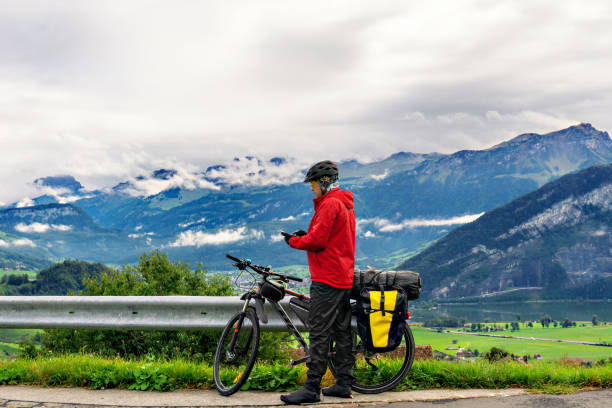 경로 보정을 위해 네비게이터를 바라보는 남자 자전거 여행자. - saddlebag 뉴스 사진 이미지