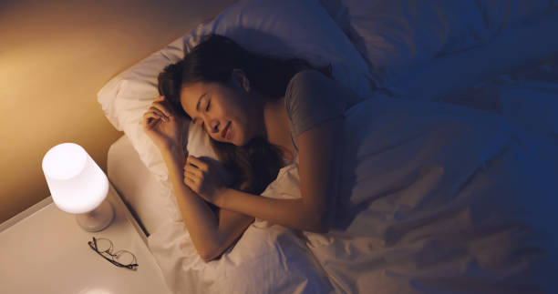 mujer asiática dormir bien - sleeping fotografías e imágenes de stock