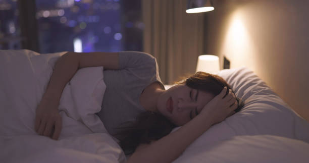 mujer asiática pierde el sueño - mujeres con problemas de sueño  fotografías e imágenes de stock