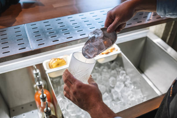 close-up of bartender hands putting ice in a glass. - people cold frozen unrecognizable person imagens e fotografias de stock