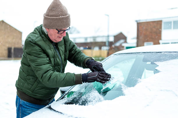 взрослый мужчина противообледенительной снегоуборой машины в зимний период - window frozen car cold стоковые фото и изображения