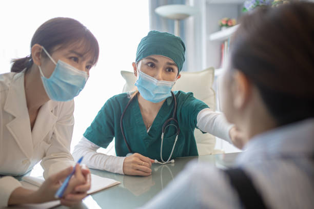 asian chinese female doctor consulting her patient in hospital. - médico geral imagens e fotografias de stock