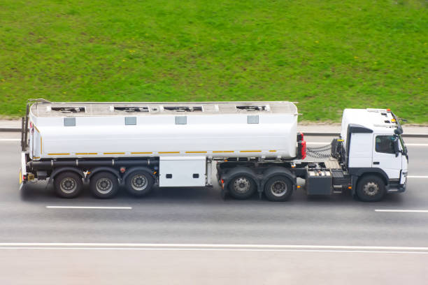 fuel truck fährt mit tankanhänger auf der autobahn. - truck fuel tanker semi truck milk tanker stock-fotos und bilder