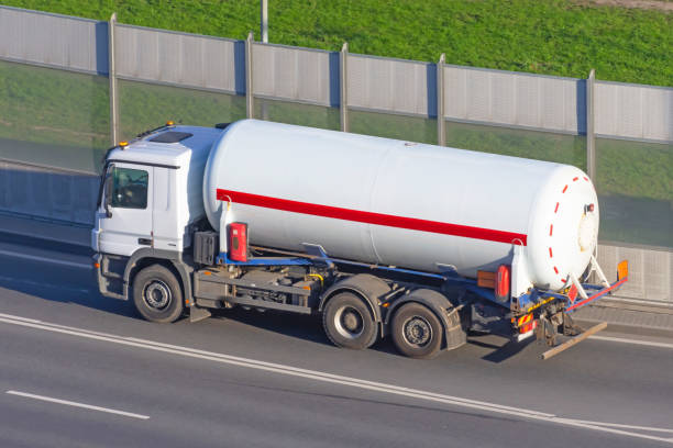 tankwagen auf der autobahn. - truck fuel tanker semi truck milk tanker stock-fotos und bilder
