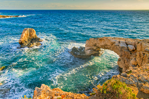 Hermoso paisaje en Cavo Greco en Ayia Napa, isla de Chipre, Mar Mediterráneo. Increíble mar azul durante un día soleado. photo