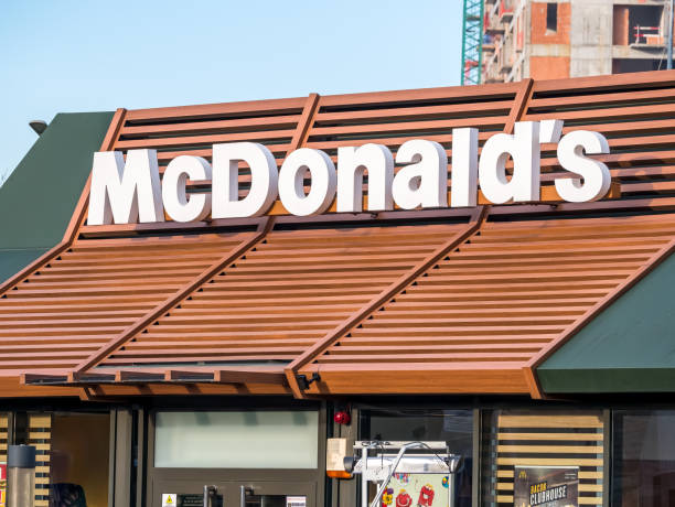 ブカレストのヴィルトゥティ通りにあるマクドナルドレストランとファーストフード - mcdonalds french fries branding sign ストックフォトと画像