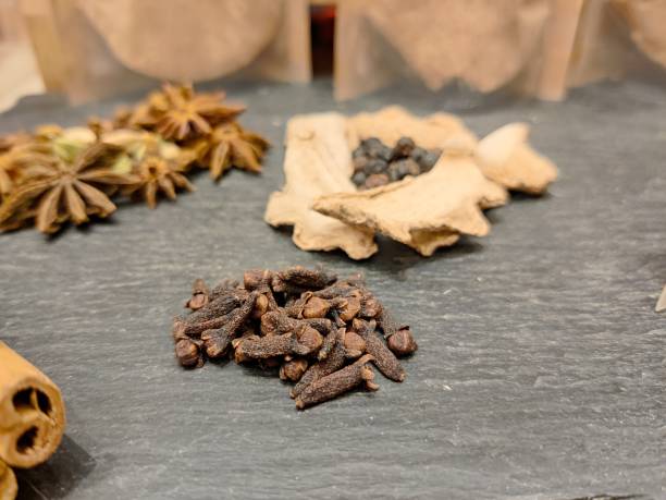 especias tradicionales en la superficie de roca - cardamom spice cinnamon bark anise star fotografías e imágenes de stock