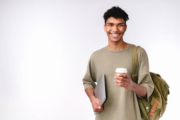 giovane studente africano di successo con una tazza di caffè isolata su sfondo bianco - african descent confidence african culture education foto e immagini stock