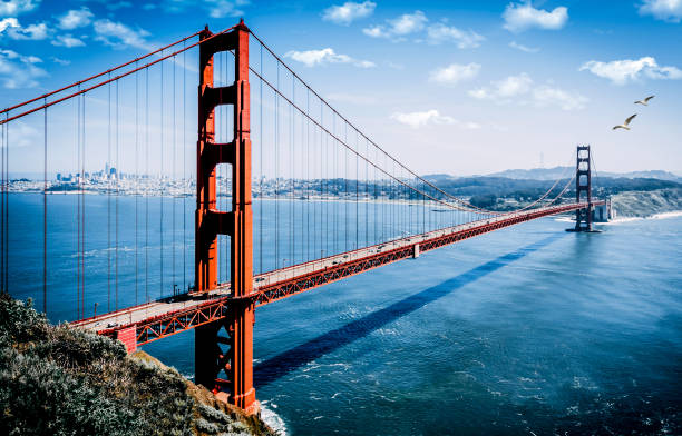 il golden gate bridge è un ponte sospeso situato negli stati uniti occidentali nello stato della california. - golden gate bridge bridge san francisco county summer foto e immagini stock