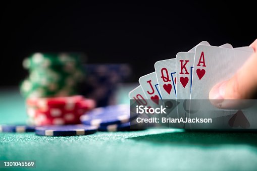 tavolo da poker panno verde su sfondo scuro, illustrazione