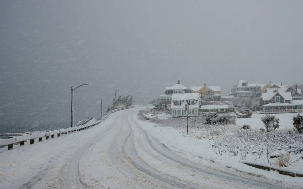 blizzard über die bergküstenstraße - town rural scene road new england stock-fotos und bilder
