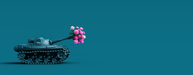 El tanque de juguete dispara un ramo de flores. Fondo del concepto de paz photo