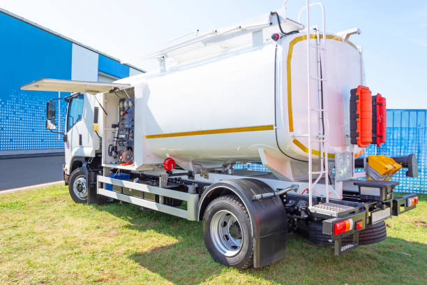 cysterna zaparkowana na lotnisku w porcie lotniczym. - milk tanker obrazy zdjęcia i obrazy z banku zdjęć