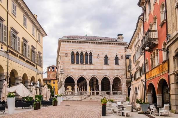 Via Mercatovecchio in the old town of Udine is bordered by historic palaces with porches that today host stores and bars. At the end stands out the Loggia del Lionello, a fifteenth century Venetian-Gothic style building and seat of the town hall.