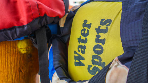 구조자와 수상 스포츠에 의해 사용되는 노란색 구명 조끼 - life jacket buoy sign sky 뉴스 사진 이미지
