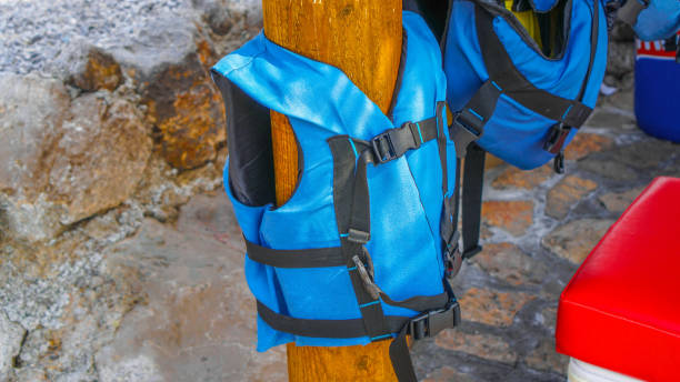 구조대와 수상 스포츠에 의해 사용되는 두 개의 블루 구명 조끼 - life jacket buoy sign sky 뉴스 사진 이미지