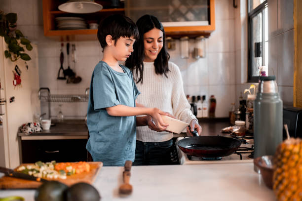 台所で母と息子 - mother son family cooking ストックフォトと画像