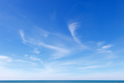 Hermoso cielo azul sobre el mar con translúcido, blanco, nubes Cirrus photo