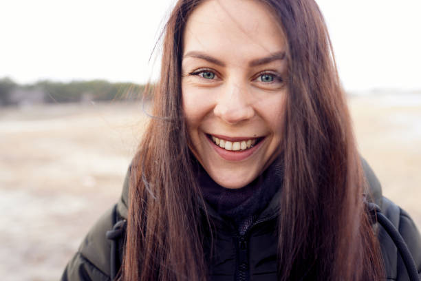 幸せな笑顔の白人女性 - candid women portrait human face ストックフォトと画像