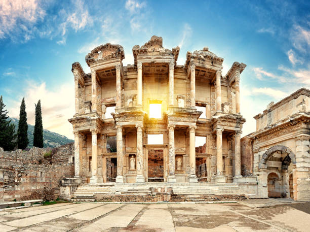 fachada de la antigua biblioteca de celsus en éfeso en un día soleado - entablature fotografías e imágenes de stock