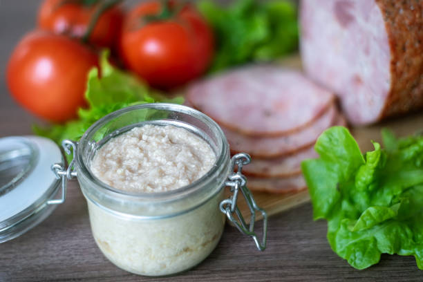 매운 조미료 는 유리 항아리에 수제 고추냉이, 선택적 초점. - horseradish 뉴스 사진 이미지