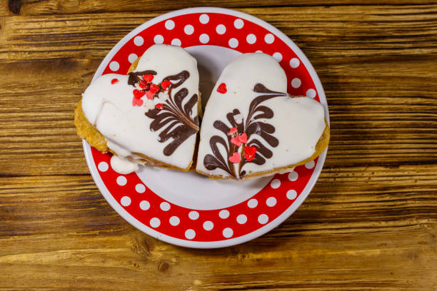 galletas en forma de corazón en mesa de madera. vista superior. postre para el día de san valentín - 3629 fotografías e imágenes de stock