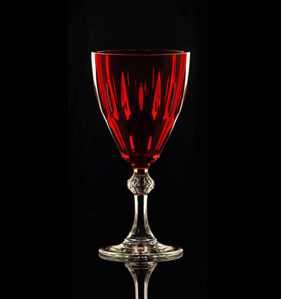 glace de vin de cristal rouge sur un fond noir - wineglass glass crystal studio shot photos et images de collection