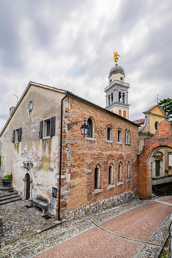 Next to the Church of Santa Maria del Castello, dating back to the 12th century, stands the Casa della Confraternita which is currently the seat of temporary exhibitions promoted by the Civic Museums of Udine.