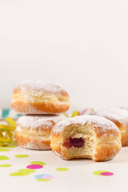 berliner pfannkuchen, un donut tradicional alemán como postre hecho de masa de levadura dulce frita en grasa con relleno de mermelada - fasching fotografías e imágenes de stock