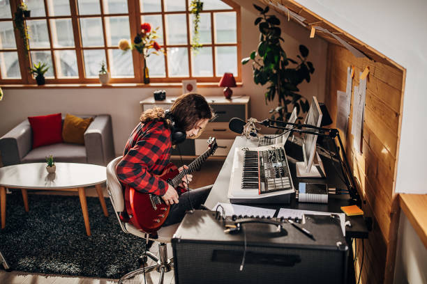 männlicher künstler, der im tonstudio musik macht - men artist guitarist guitar stock-fotos und bilder